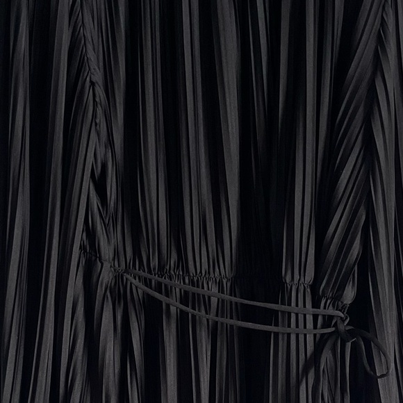 H&M pleated dress with drawstring  . Size US  L - Picture 4 of 6